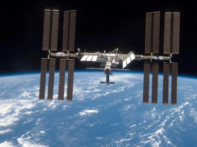 Auch auf der Internationalen Raumstation ISS wird Silvester gefeiert - auf Sekt muss die Crew zumindest offiziell verzichten: Alkohol ist an Bord verboten. Foto: NASA Internationale Raumstation (ISS)