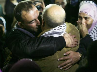 Ein Freigelassener wird in Ramallah von Verwandten begrüßt. Foto: Atef Safadi Freude