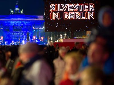Menschenmassen feiern auf der Silvesterparty am Brandenburger Tor in Berlin. Foto: Ole Spata Jahreswechsel 2014 in Berlin