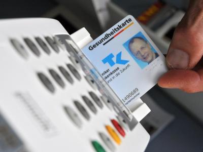 Die neue elektronische Gesundheitskarte mit dem Lichtbild des Versicherten wird mit dem 1. Januar 2014 Pflicht. Foto: Bernd Thissen Elektronische Gesundheitskarte