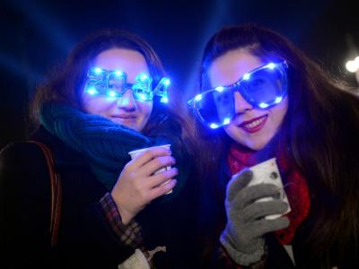 Die Engländerinnen Matea (l) und Mikaella feiern auf der Silvesterparty am Brandenburger Tor in Berlin. Foto: Britta Pedersen Jahreswechsel 2014 in Berlin