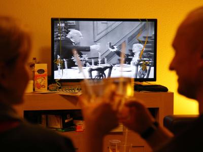 Alkohol und «Dinner for One» gehört für viele Deutsche traditionell zur Silversterfeier. Foto: Friso Gentsch Silvesterabend mit «Dinner for One»