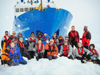 Passagiere der Akademik Shokalskiy beim «Landgang». Foto: epa/ Andrew Peacock/Footloosefotography/Spiritofmaweson.com Gefangen im Packeis