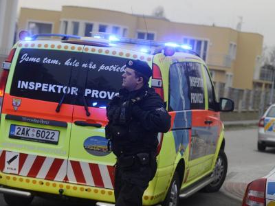 Ermittler der tschechischen Polizei vor der Residenz des palästinensischen Botschafters in Prag. Foto: Filip Singer Ermittler