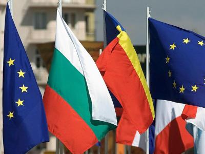 Die Flaggen von Rumänien (r) und Bulgarien neben Flaggen der EU. Foto: Vassil Donev Flaggen