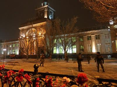 Einsatzkräfte des russischen Innenministeriums vor dem Bahnhof von Wolgograd - Schauplatz der ersten Attacke. Foto: Maxim Shipenkov Wolgograd
