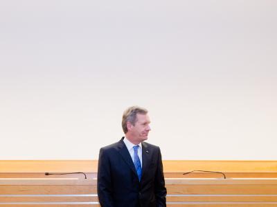 Christian Wulff im Landgericht in Hannover: Der ehemalige Bundespräsident muss sich wegen Vorteilsannahme verantworten. Foto: Julian Stratenschulte Christian Wulff
