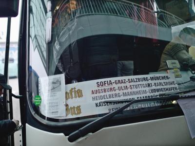 Ein Bus in Sofia ist bereit zur Abfahrt. Ziel: Westeuropa. Foto: Vassil Donev Bus in Sofia