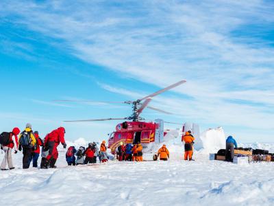 Der Hubschrauber setzte die Geretteten auf einer Eisdecke ab. Foto: epa/Andrew Peacock/footloosefotography/spiritofmawson.com Mit Helikopter gerettet