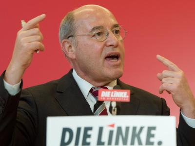 Fraktionschef Gysi findet den derzeitigen Vorstandsentwurf für das Europa-Wahlprogramm zu EU-kritisch. Foto: Maurizio Gambarini Gregor Gysi