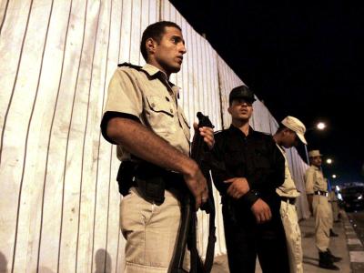 Ägyptische Polizisten vor einer Ferienanlage am Roten Meer. (Archiv) In Hurghada sind Touristen aus der Schweiz getötet worden. Foto: Ettore Ferrari/Illustration Polizisten