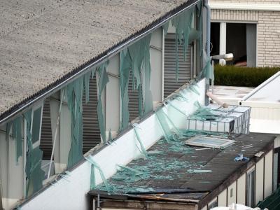 Fensterscheiben zersplitterten durch die Detonation. Foto: Marius Becker Zersplitterte Fenster in Euskirchen