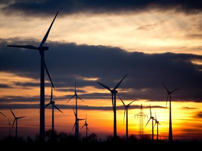 Die untergehende Sonne hinter einem Windpark in Sachsen. Foto: Kay Nietfeld Windräder