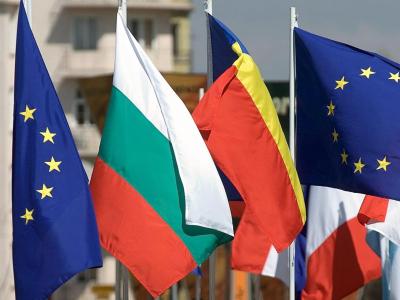 Die Fahnen von Rumänien und Bulgarien neben Flaggen der EU. Foto: Vassil Donev Flaggen