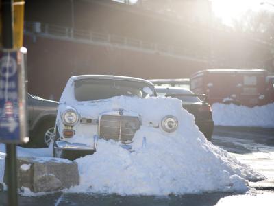 Ein Schneesturm beschert Millionen Amerikanern einen bitterkalten Start ins neue Jahr. Foto: Sebastian Gabriel Eingeschneiter Wagen