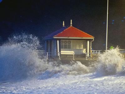 Hohe Wellen schlagen in Wales gegen eine Uferpromenade. Foto: Dimitris Legakis Wellen