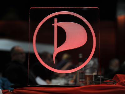 Das in eine Glasscheibe eingravierte Logo der Piratenpartei. Foto: Caroline Seidel Piratenpartei
