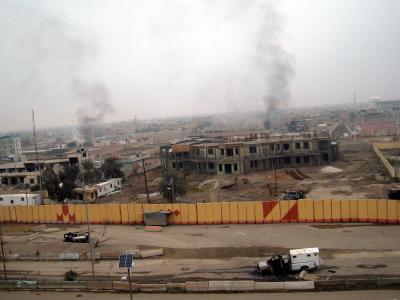 Rauch in Falludscha: Islamistische Kämpfer haben sich im Westen des Iraks festgesetzt. Tausende Menschen sind auf der Flucht. Foto: Mohammed Jalil Rauch