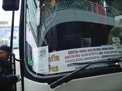 Am Busbahnhof in Sofia steht ein Bus für die Fahrt nach Westeuropa bereit. Foto: Vassil Donev Bus in Sofia