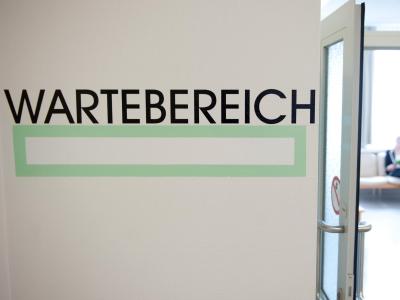 Der neue Gesundheitsminister will die Wartezeiten für gesetzlich Versicherte verkürzen. Foto: Sebastian Kahnert Wartezimmer