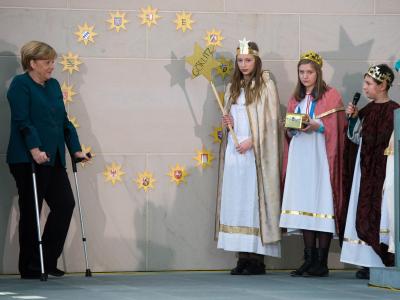 Angela Merkel empfängt Sternsinger im Kanzleramt. Die Bundeskanzlerin muss wegen ihrer Ski-Verletzung an Krücken gehen. Foto: Bernd von Jutrczenka Sternsinger bei Merkel