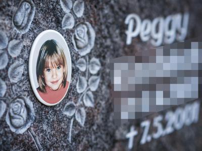 Ein Gedenkstein mit dem Porträt des Mädchens Peggy steht auf dem Friedhof in Nordhalben. Foto: David Ebener/Archiv Gedenkstein