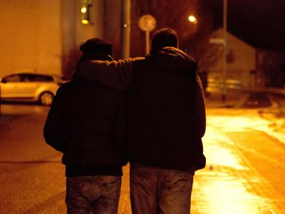 Der Sozialarbeiter Murat Yasar (r) spricht in Duisburg mit einem Jugendlichen aus dem Roma-Armut