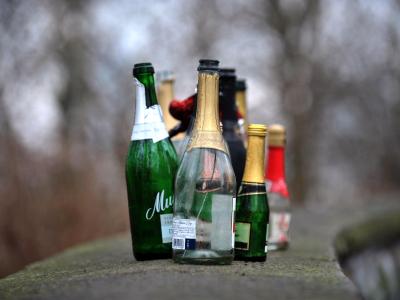7,4 Millionen Bundesbürger trinken mehr als die von Experten empfohlene Höchstmenge. Foto: Paul Zinken Katerstimmung