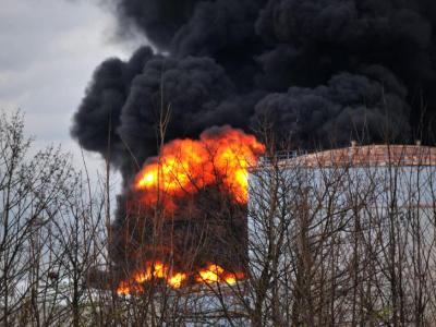 Ein Tank mit Toluol soll in Brand geraten sein. Foto: Frank Fuchs Hohe Flammen