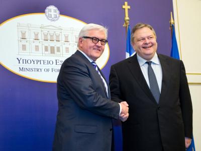 Zunächst traf Steinmeier mit dem griechischen Außenminister Evangelos Venizelos zusammen. Foto: Bernd von Jutrczenka Steinmeier und Venizelos
