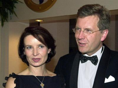 Christian Wulff kommt am 25.1.2003 mit seiner Frau Christiane zum Landespresseball in Hannover. Foto: Wolfgang Weihs Christiane und Christian Wulff