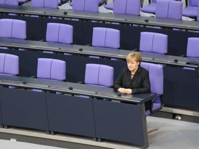 Bei der Bewertung der Kabinettsmitglieder belegt Finanzminister Wolfgang Schäuble Platz eins vor Kanzlerin Angela Merkel. Foto: Michael Kappeler Merkel im Bundestag