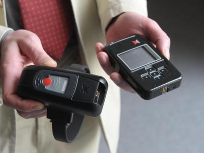 Eine elektronische Fußfessel (l) mit Bedienteil wird im Landtag in Hannover gezeigt. Foto: Peter Steffen Elektronische Fußfessel