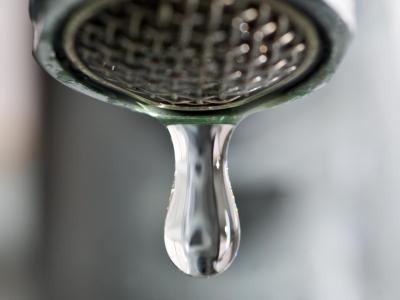 Die Regierung forderte fast 200 000 Menschen in der Region auf, kein Leitungswasser zu benutzen. Foto: Patrick Pleul/Symbolbild Trinkwasser