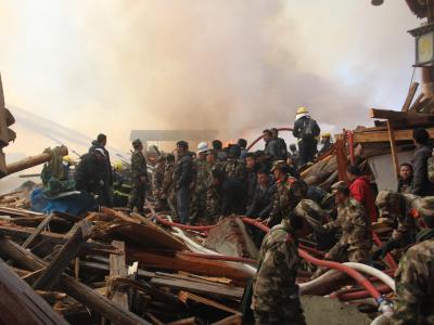 Ein gewaltiges Feuer vernichtet Teile der historischen Stadt Dukezong. Foto: Li Shanming Dukezong