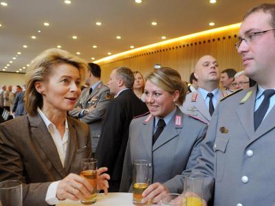 Ursula von der Leyen spricht am 9. Januar im Landtag in Hannover mit Soldaten der 1. Panzerdivision. Foto: Holger Hollemann Im Gespräch