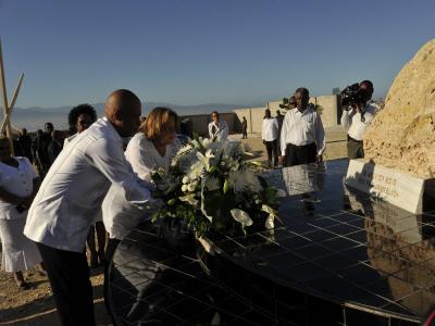 Haitis Präsident Michel Martelly und seine Frau Sofia legen am Massengrab von Saint-Christophe nördlich von Port-au-Prince einen Kranz nieder. Foto: Jean Jacques Augustin Gedenken