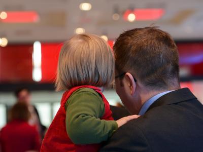 Viele Männer wollen heute im Familienleben nicht außen vor sein, sondern mitten drin. Foto: Jens Kalaene/Archiv Tochter und Vater
