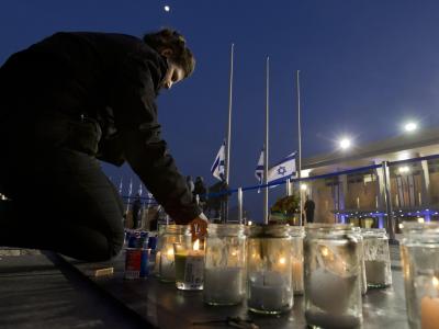 Etwa 10 000 Menschen nahmen Abschied von Scharon. Foto: Jim Hollander Vor der Knesset