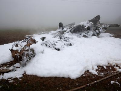 Das ausgebrannte Wrack liegt auf dem Gelände einer Mülldeponie. Foto: Thomas Frey Flugzeugabsturz