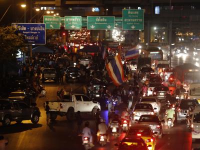 Blockierte Straßen in Bangkok - doch das Verkehrschaos blieb aus. Foto: Narong Sangnak Straßenblockade
