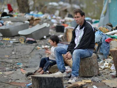 Der Bewohner Sejfedin mit seinem Sohn in der Roma-Siedlung Belvil in Belgrad. Foto: Britta Pedersen/Archiv Roma auf dem Balkan