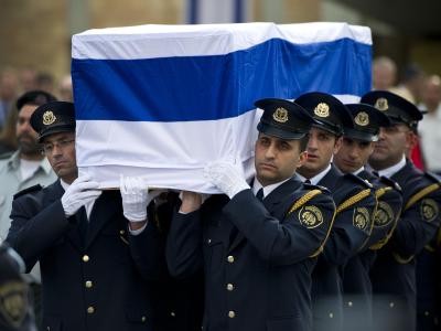 Israelische Soldaten tragen in Jerusalem vor der Knesset, dem israelischen Parlament, den Sarg von Ariel Scharon. Foto: Daniel Naupold Staatstrauerfeier