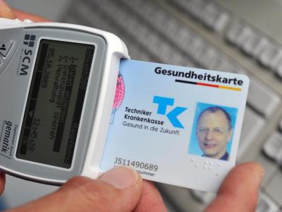 Jahrelang hatte die Barmer GEK die meisten Versicherten. Nun hat die Techniker Krankenkasse erfolgreich zum Überholmanöver angesetzt. Foto: Bernd Thissen Gesundheitskarte der TK