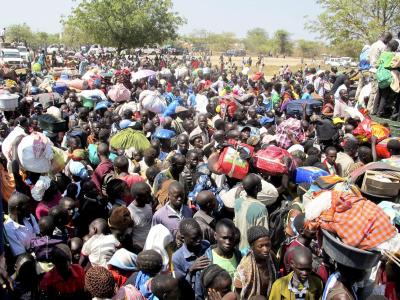 Flüchtlinge warten vor der UN-Mission im Südsudan in Bor. In dem Krisenland sind bei einem Fährunglück vermutlich mehr als 200 Flüchtlinge ertrunken. Foto: Hailemichael Gebrekrstos/UNMISS/epa/Archiv Flüchtlinge im Südsudan