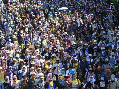 Demonstranten ziehen durch Bangkok. Ihr erklärtes Ziel: der Sturz der Regierung. Foto: Narong Sangnak Demonstrationszug