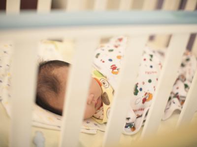 Eine Horrorvorstellung für alle Eltern: Eine Ärztin in China hat Babys nach der Entbindung an Menschenschmuggler verkauft. Den Eltern erzählte sie, die Kinder seien todkrank. Nun wurde sie verurteilt. Foto: Alex Hofford/Symbol Handel mit Babys