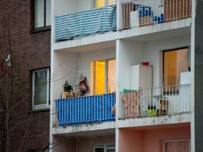 Teppiche in Duisburg an den Balkonen eines Hauses, in dem überwiegend Roma aus Rumänien wohnen. Seit Jahren klagen Städte über einen verstärkten Zuzug armer Zuwanderer. Foto: Caroline Seidel Zuwanderer in Duisburg