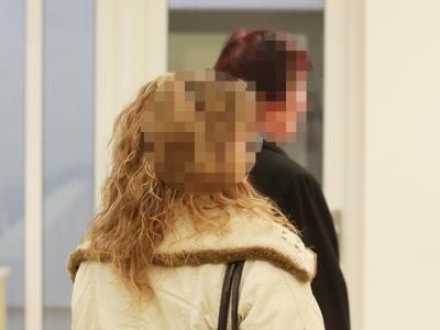 Die zwei angeklagten Erzieherinnen stehen vor dem Verhandlungssaal des Amtsgerichtes in Gera. Foto: Bodo Schackow/Archiv Erzieherinnen vor Gericht