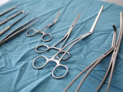 Viele Menschen warten auf eine Organspende. Foto: Sebastian Widmann Operationswerkzeuge
